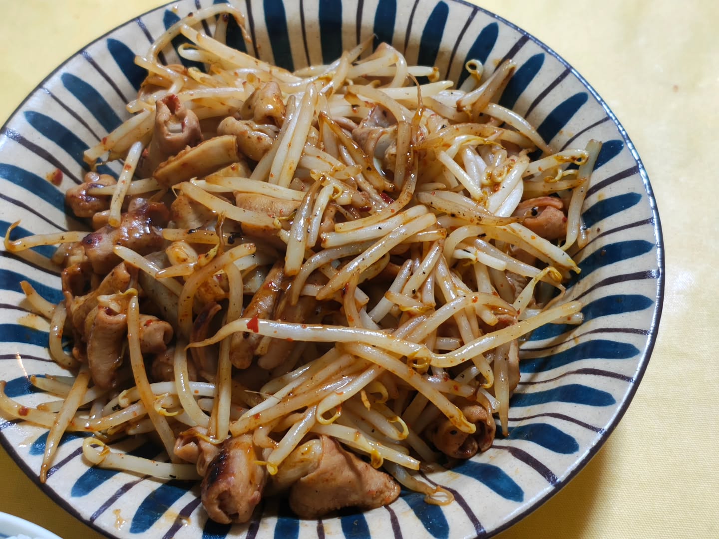 ホルモンもやし炒め定食。少しのマヨネーズを添えて