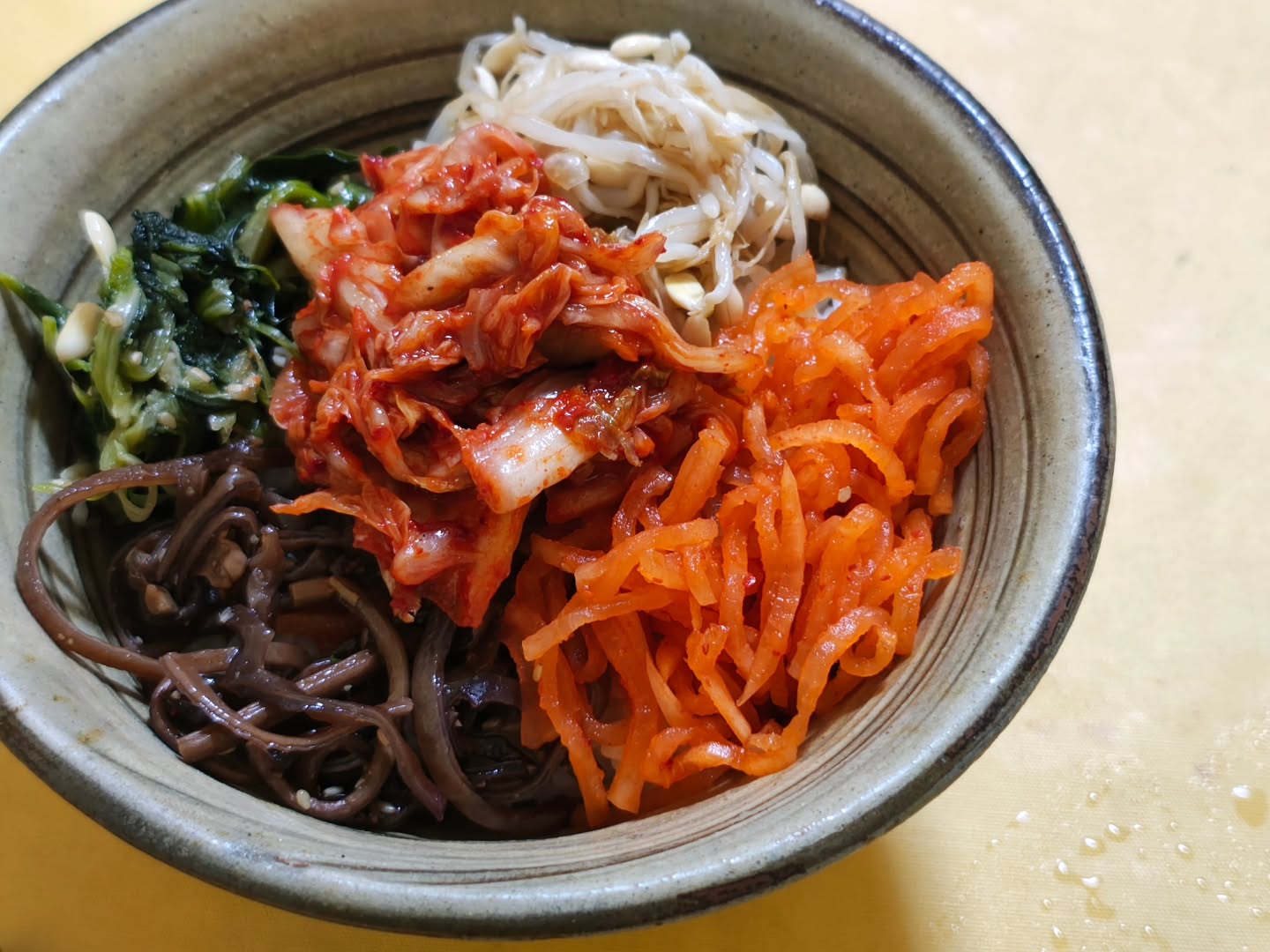 昼食のキムチ・ナムル丼。手軽にしっかり食べる。