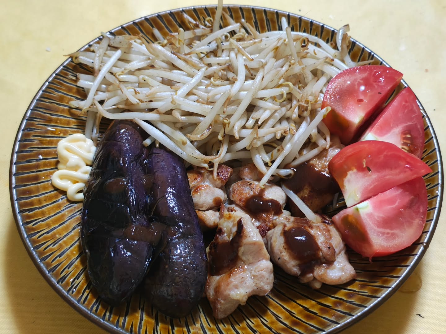 鶏肉とナスを炒めた夕食。シンプルで滋味深い。