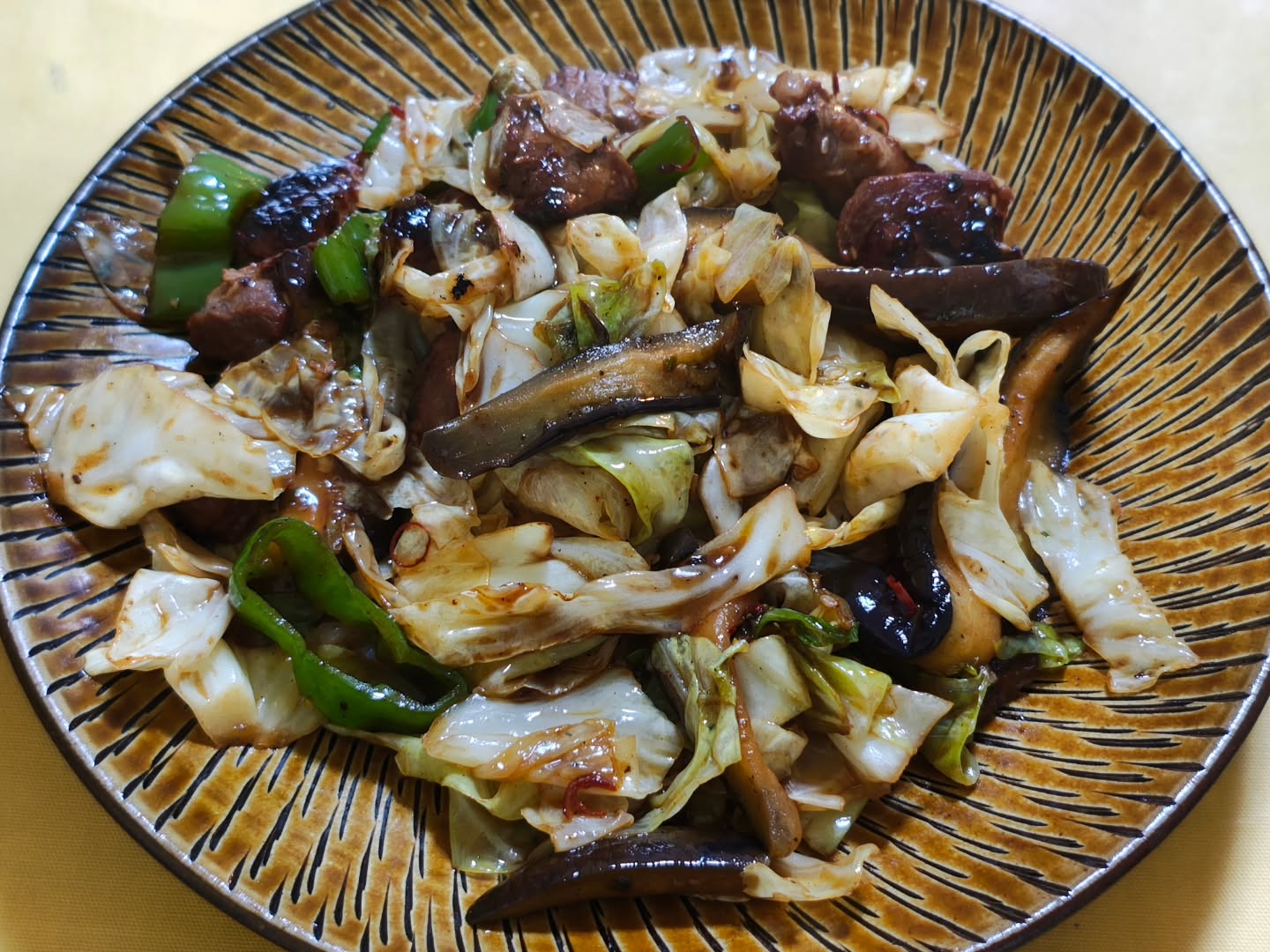 味付き豚ハラミと野菜の炒め物。旬の茄子がよく馴染む。