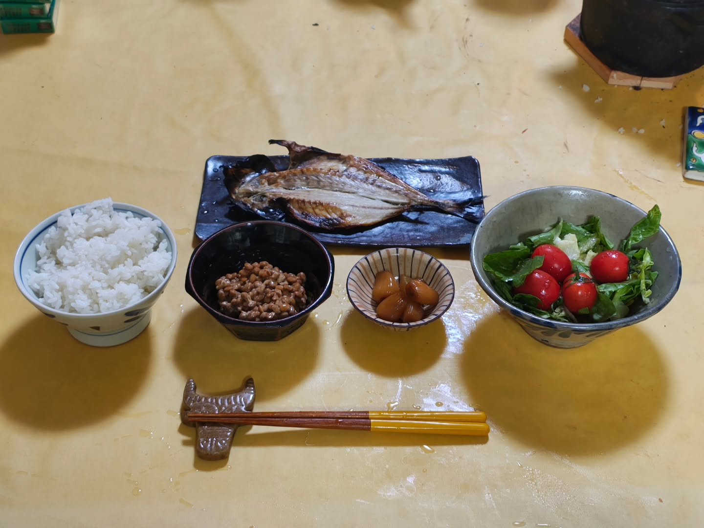 香ばしく焼き上げたアジの開き定食。素朴な和の食卓。