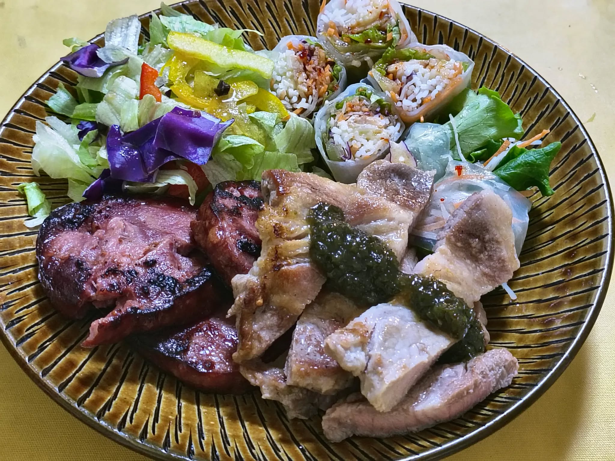 週末のポークソテーとタンステーキ、生春巻きの彩り豊かな食卓。