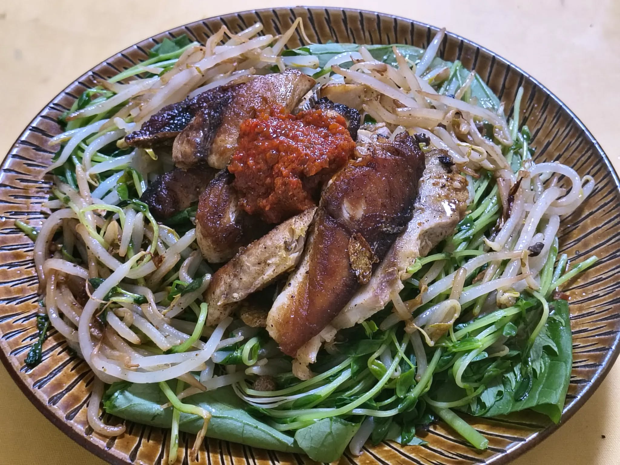 サバのカレー風味オイルソテーにたっぷりの温野菜とハリッサ。