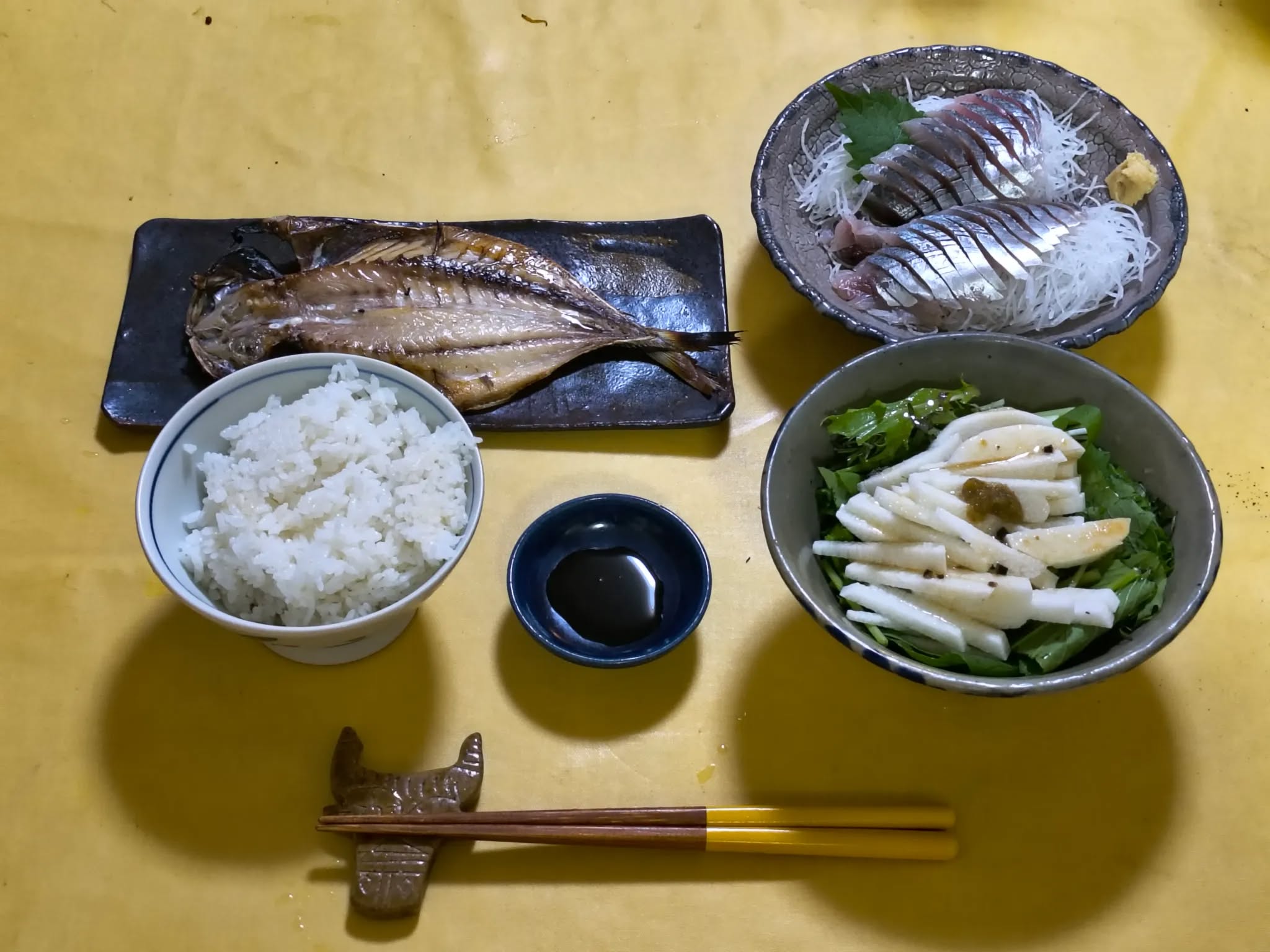 半額で手に入れたアジの開きと刺身、小比企野菜のサラダを並べた秋の定食。