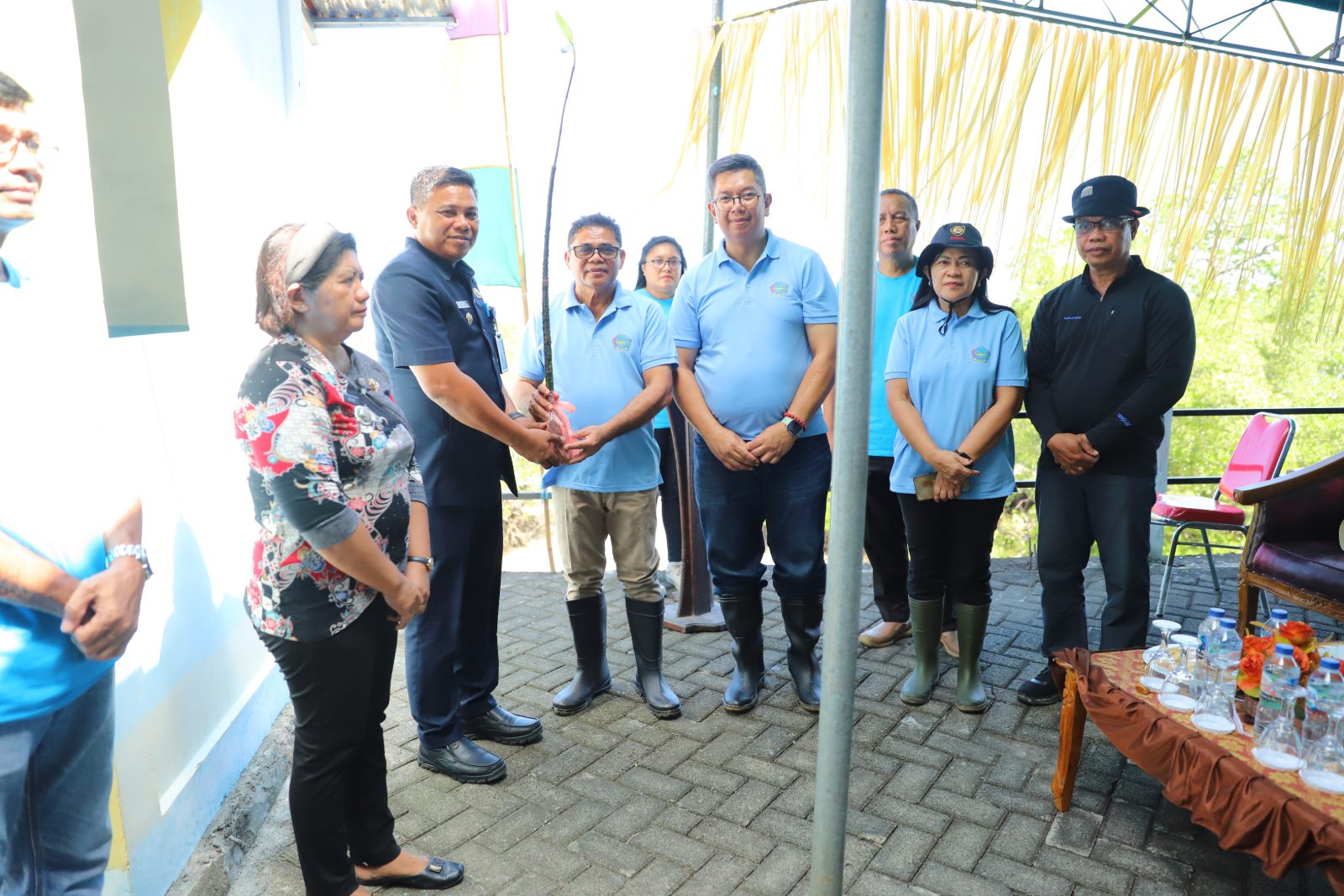 Plt. Bupati Kepulauan Sitaro Pimpin Penanaman 1.100 Pohon Mangrove di Pantai Kampung Kapeta foto 3