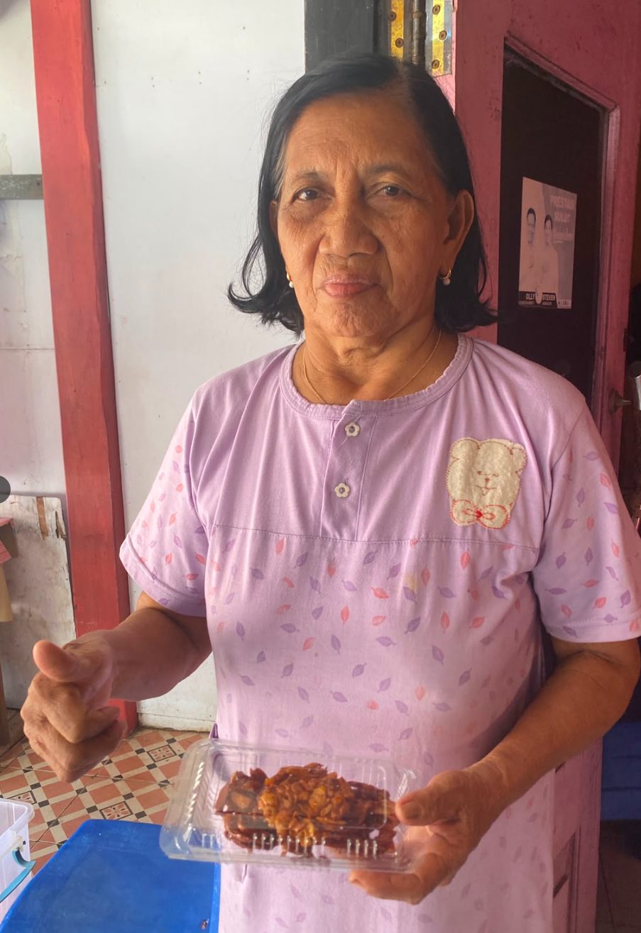 Oma Abo, Penjaga Cita Rasa Halua Kenari Khas Sitaro yang Tetap Bertahan dari Generasi ke Generasi