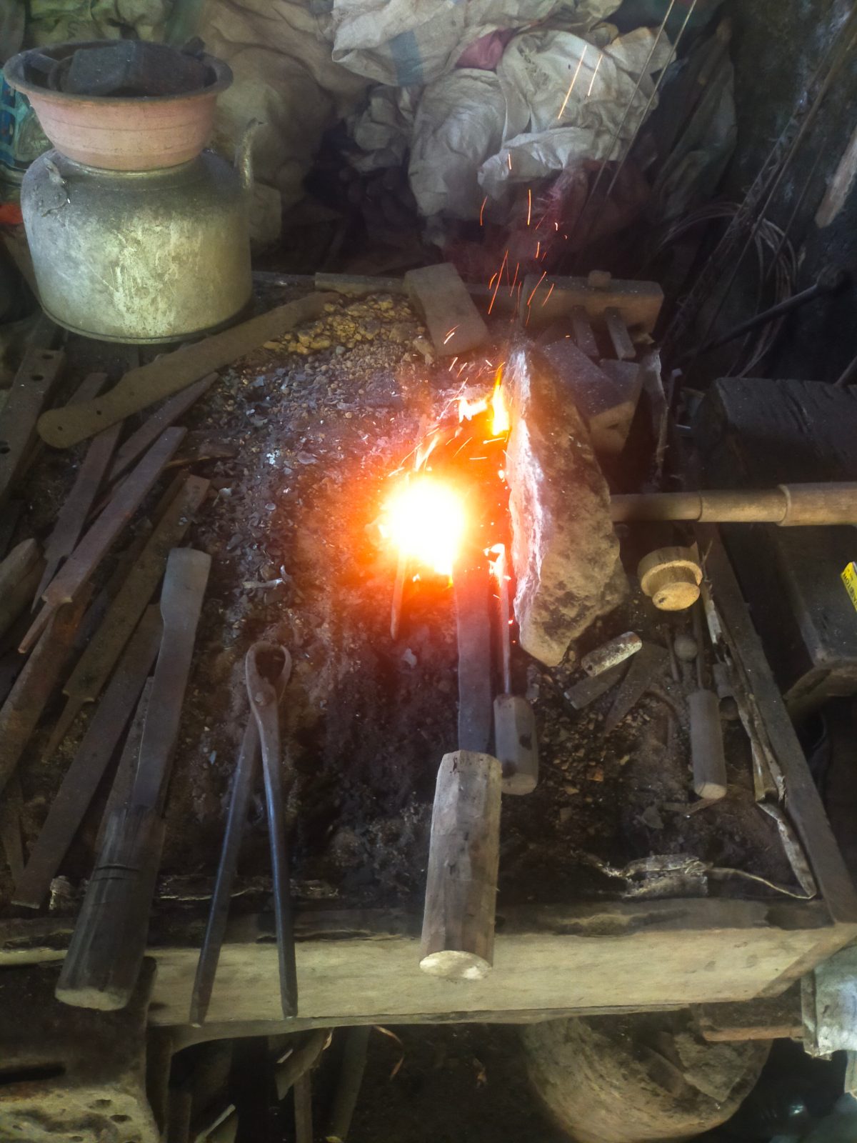 pengrajin logam tradisional foto 2