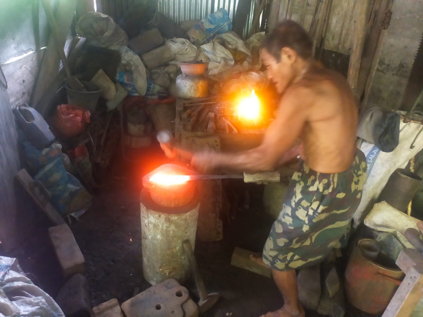 pengrajin logam tradisional foto 4