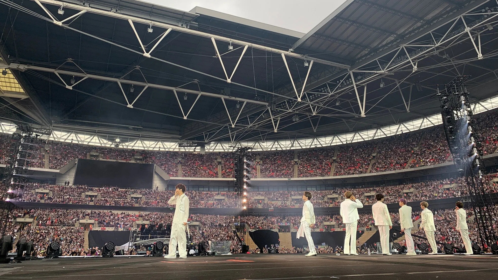 2019 BTS WORLD TOUR 'LOVE YOURSELF: SPEAK YOURSELF' LONDON Remastered  backdrop