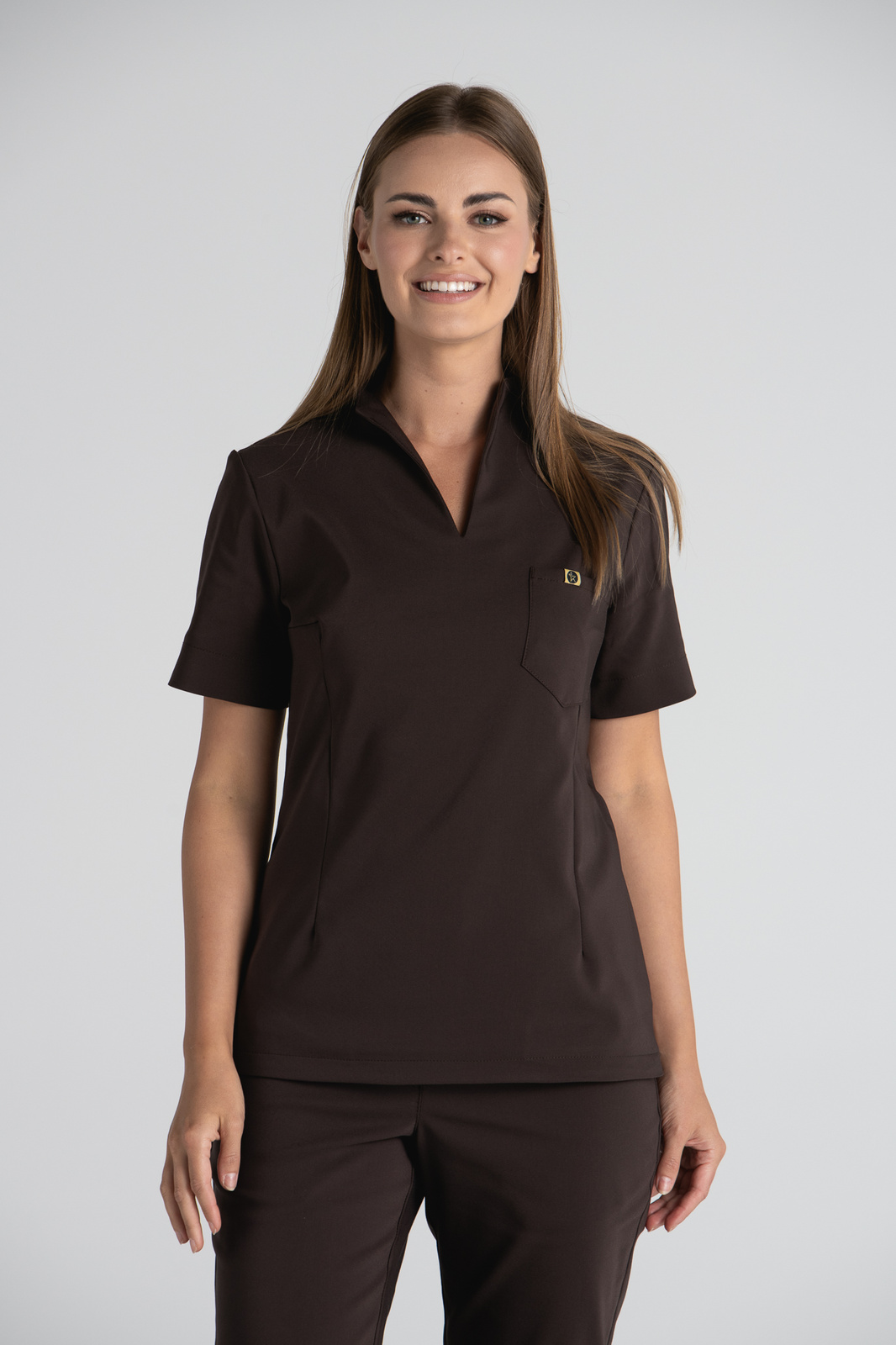 Elegancka bluza medyczna damska ze stójką May - Dark chocolate