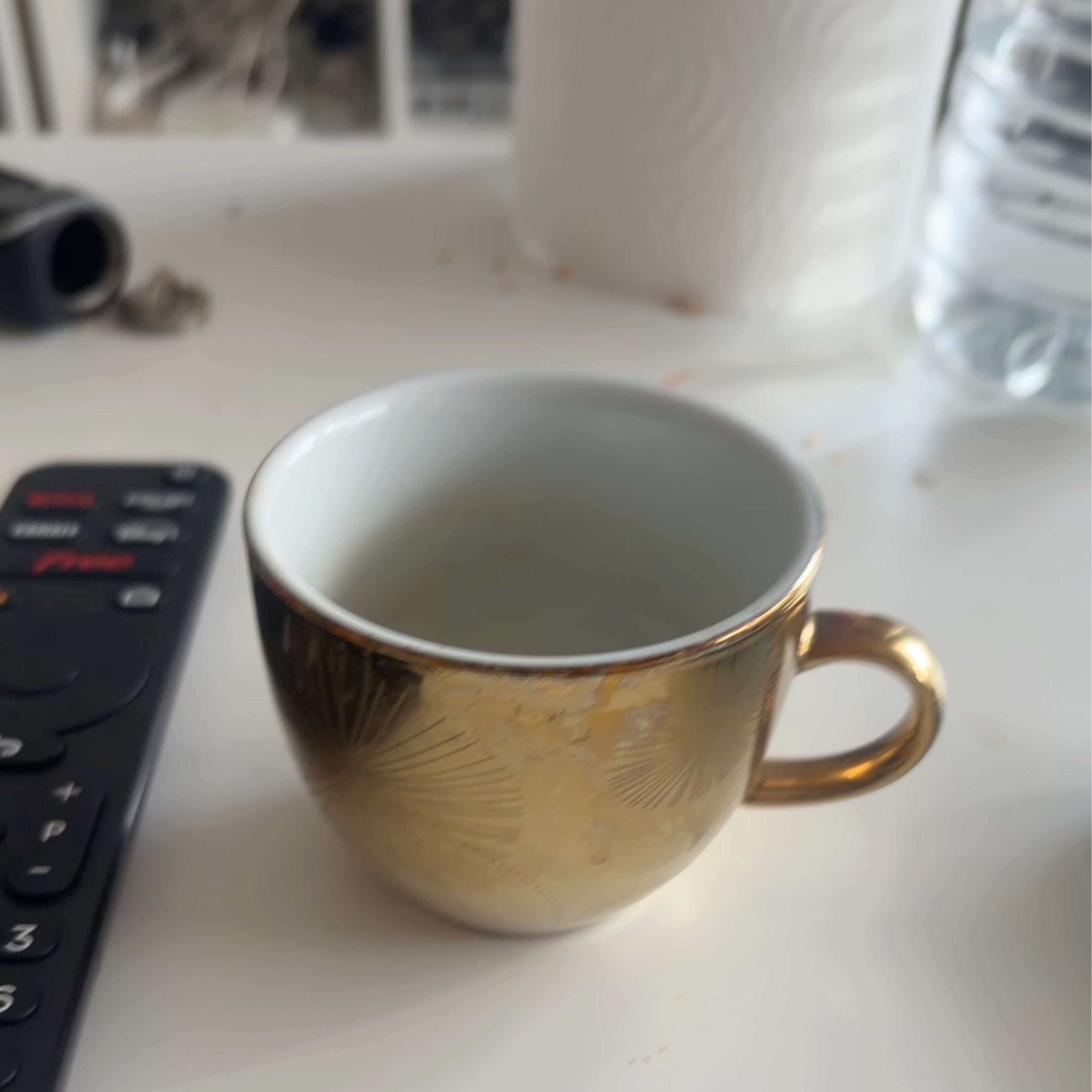 Petite tasse à café dorée