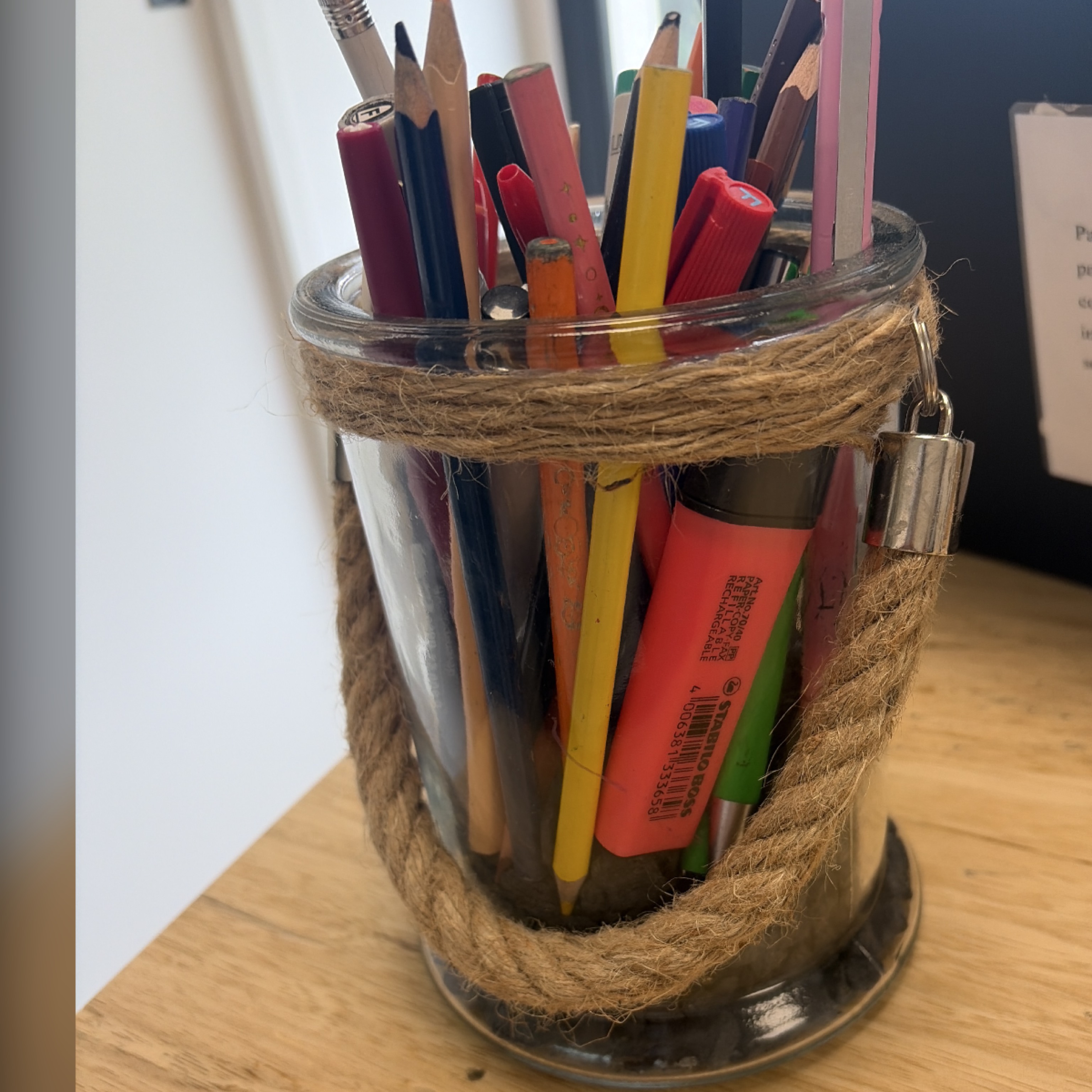 Pot à crayons décoré rempli