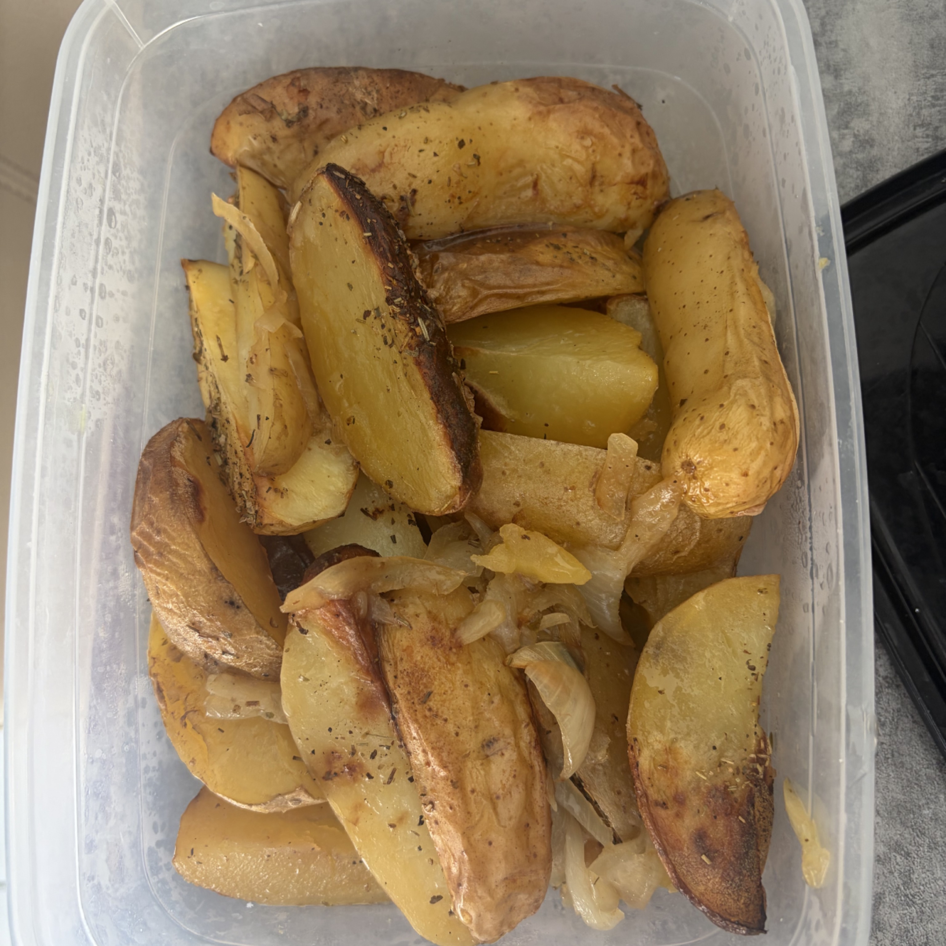 Quartiers de pommes de terre rôtis aux oignons 