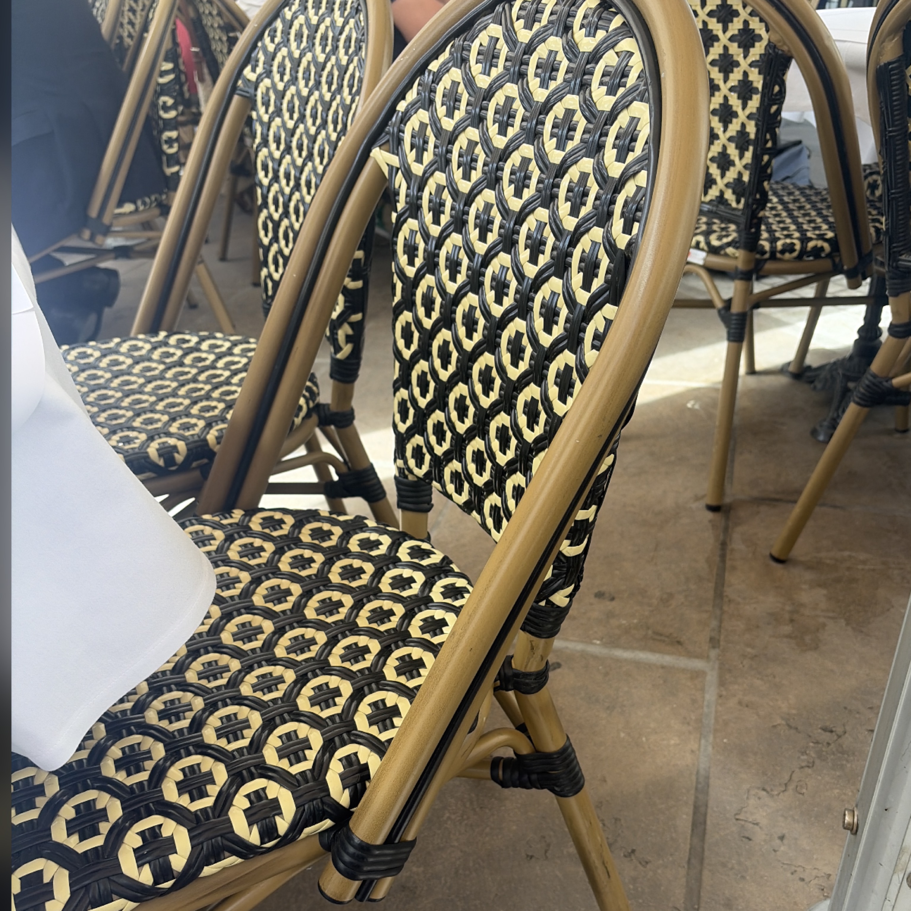 Chaise de bistrot tressée