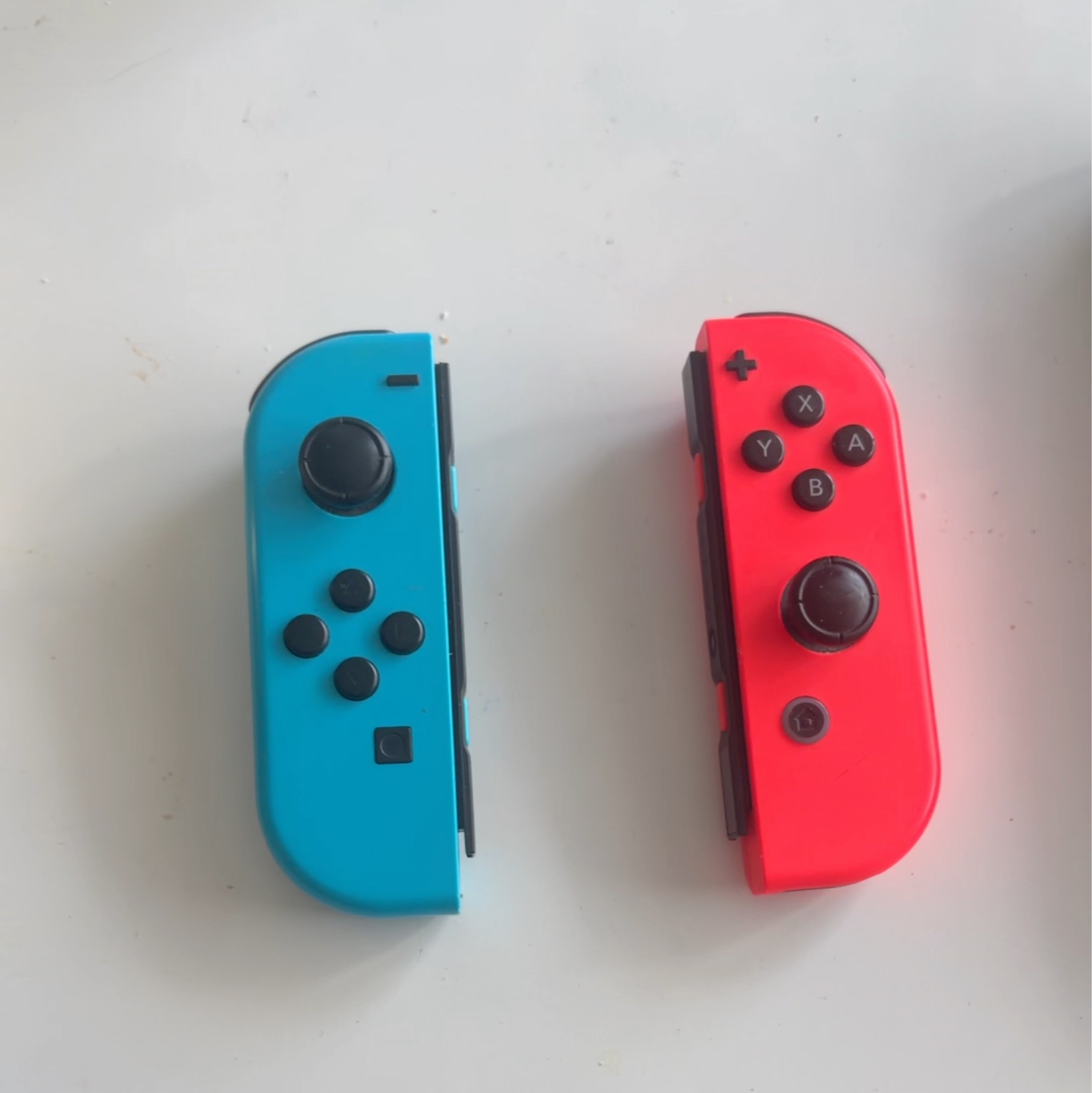 Manettes Joy-Con Nintendo Switch (Rouge et Bleu)