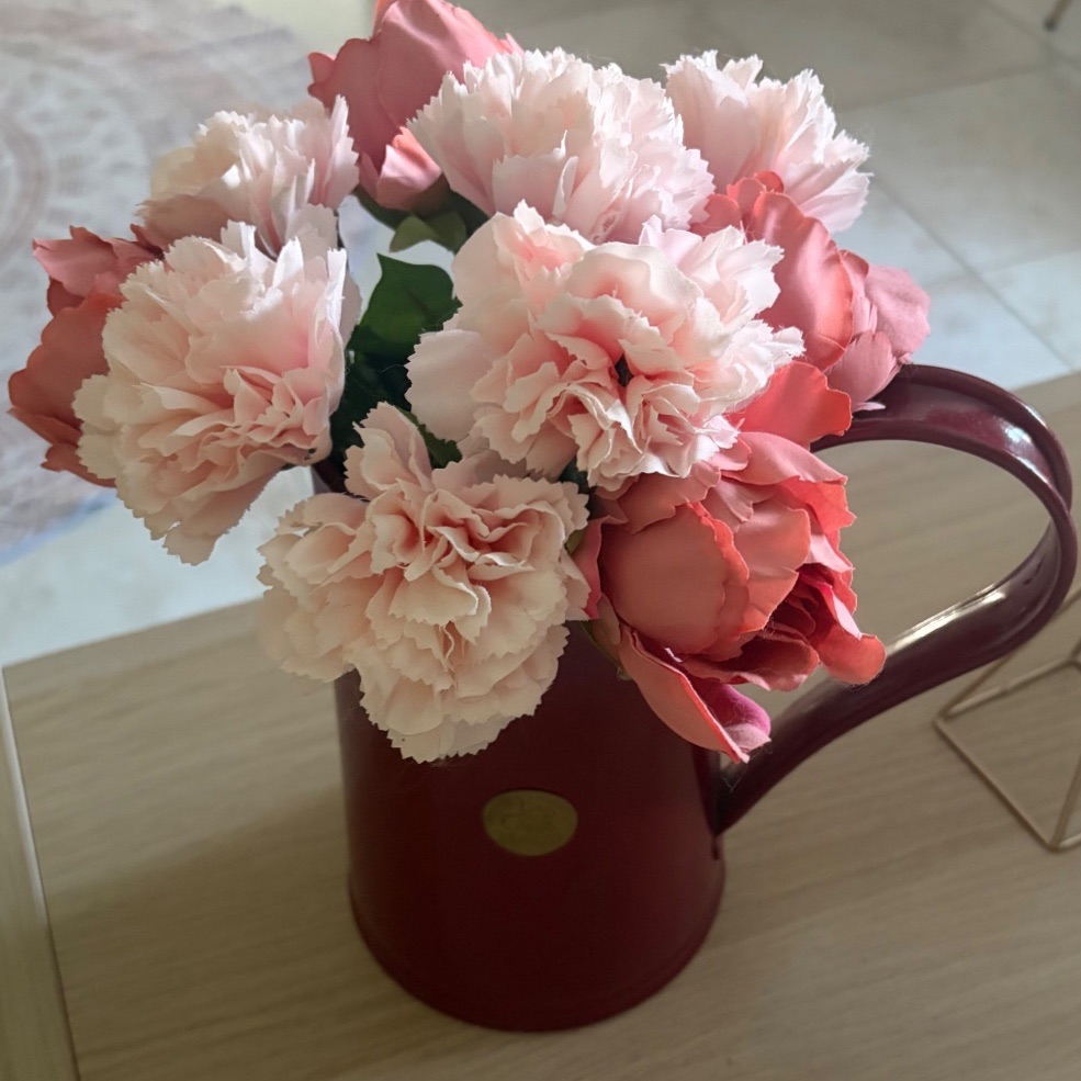 Vase pichet avec fausses fleurs
