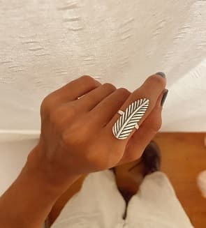 Anillo de plata con pluma de 5cm de largo