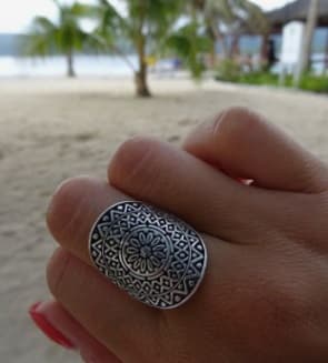 Anillo de plata plano de 5 cm con detalles trabajados