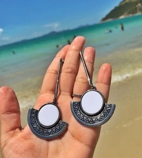 Aros colgantes de 10 cm con pieda aguamarina y detalles mendhi (precio x par)