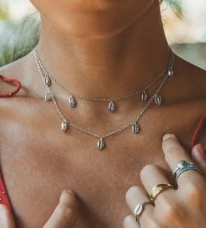 Collar gargantilla de plata doble fila con dijes de caracoles