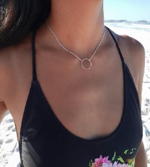 Collar de plata con dije de contorno círculo