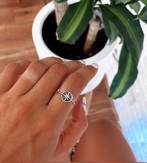 Anillo de plata forma brújula
