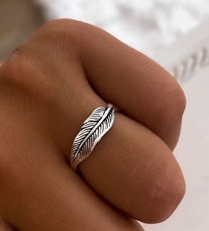 Anillo de plata forma pluma con detalles trabajados