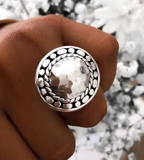 Anillo de plata inflado con detalles trabajados