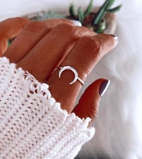 Anillo de plata con luna invertida