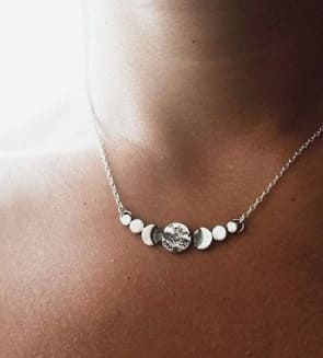 Collar de plata con varias lunas (fases de la luna)