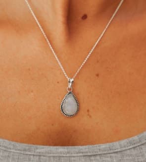 Collar de plata con dije de piedra energética cuarzo blanco