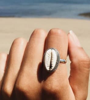 Anillo de plata con bordes trabajados y caracol marino incrustado