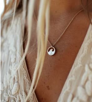 Collar de plata con dije forma de ola