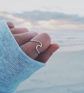 Anillo de plata con contorno de ola