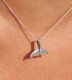 Collar de plata con dije cola de ballena