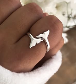 Anillo de plata con dos colas de ballena