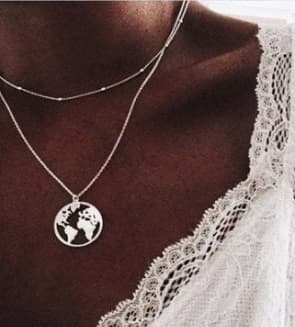 Collar de plata con dije forma mundo