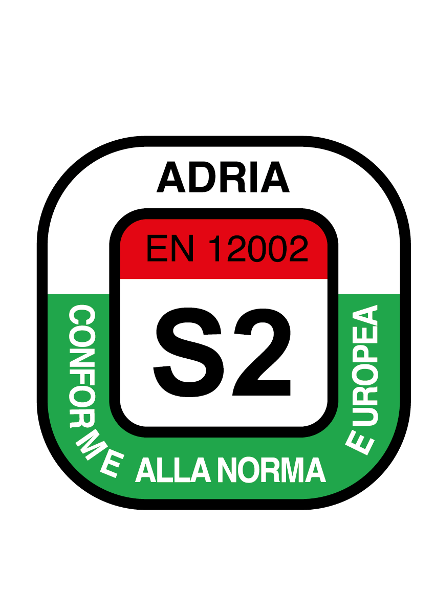 Logo di certificazione "ADRIA" che indica la conformità alla norma europea EN 12002, classificazione S2.