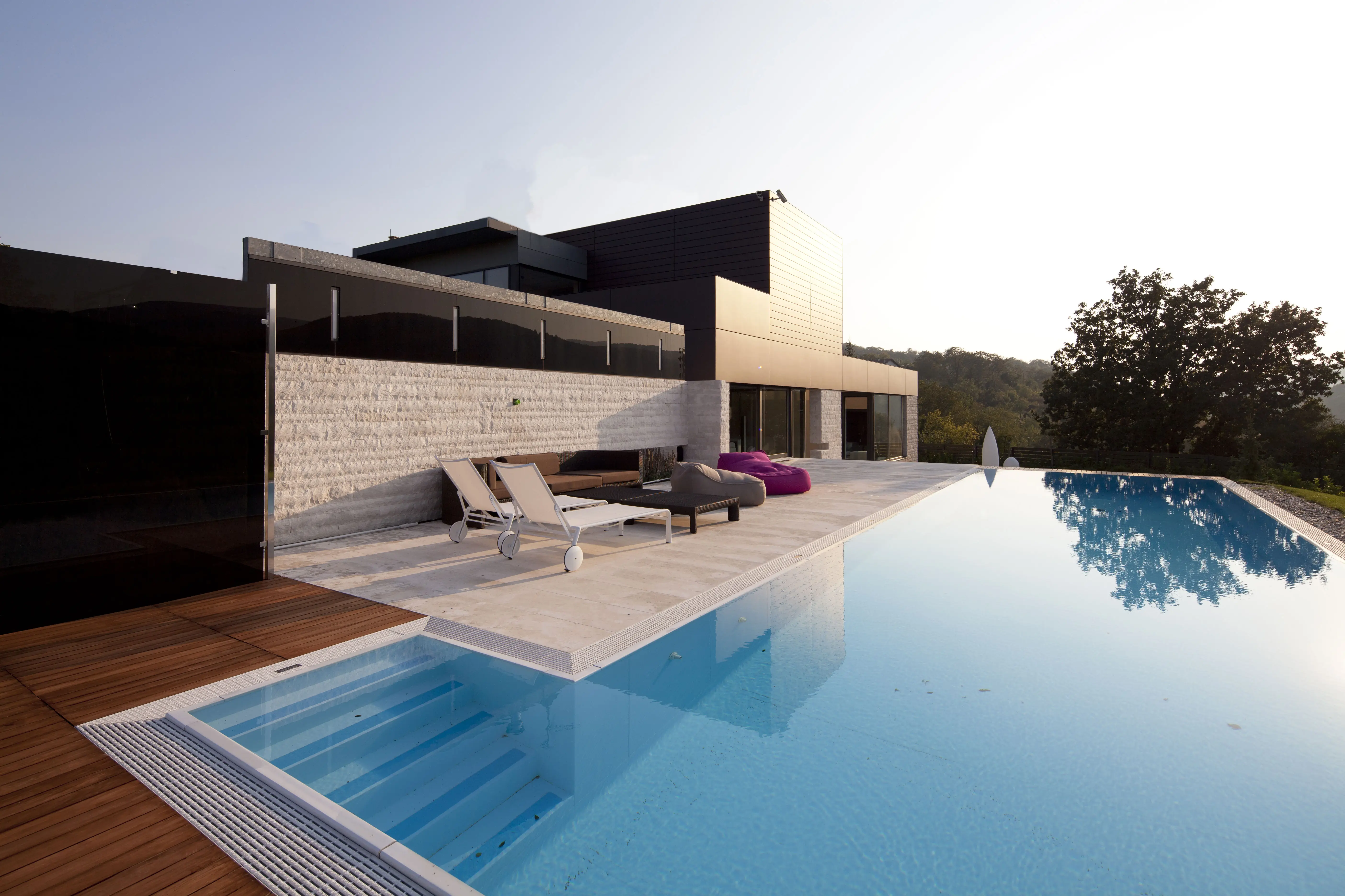 kedil-chi-siamo_belezza.webp Moderne Villa mit Infinity-Pool und elegantem Design, perfekt für Entspannung im Freien.