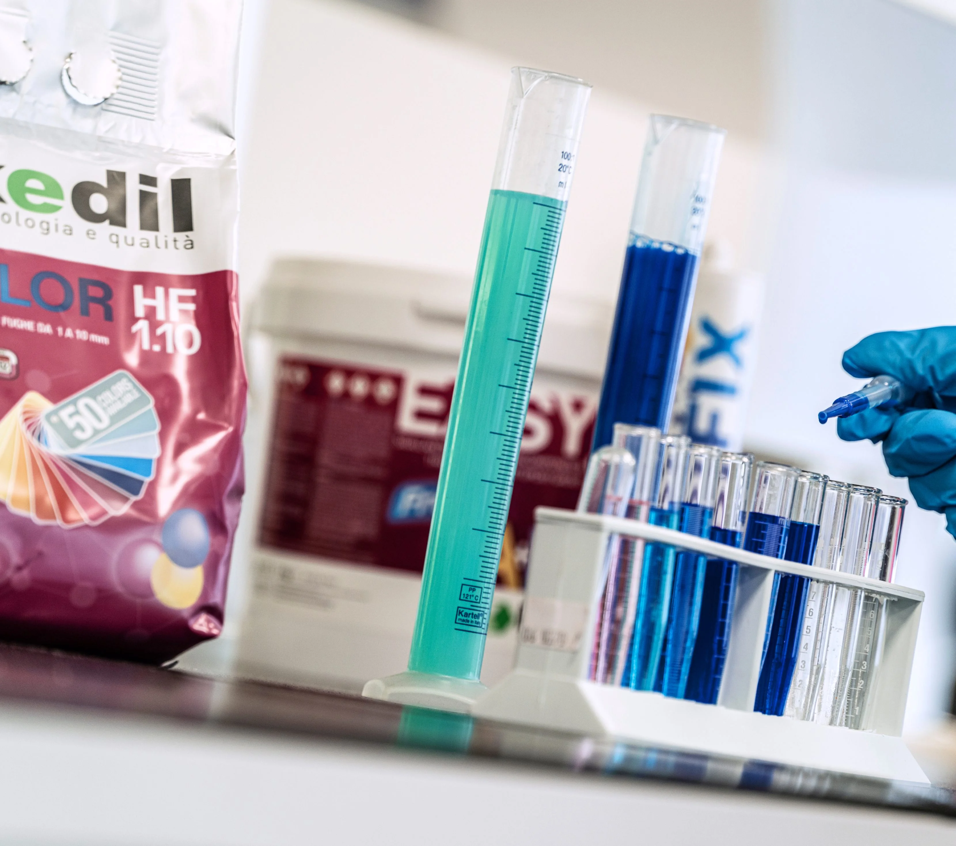 Stendere l'adesivo per piastrelle Kedy S2 mono bianco per la posa di piastrelle.