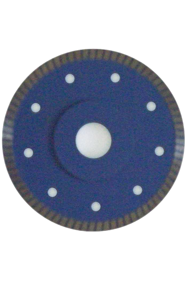 Detail eines blauen Zifferblatts einer Uhr, mit leuchtenden Indizes auf dunklem Grund.