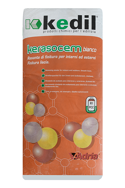 Ein Sack weißer Kedil Kerasocem Glättmörtel, ein Bauchemieprodukt für den Innen- und Außenbereich.