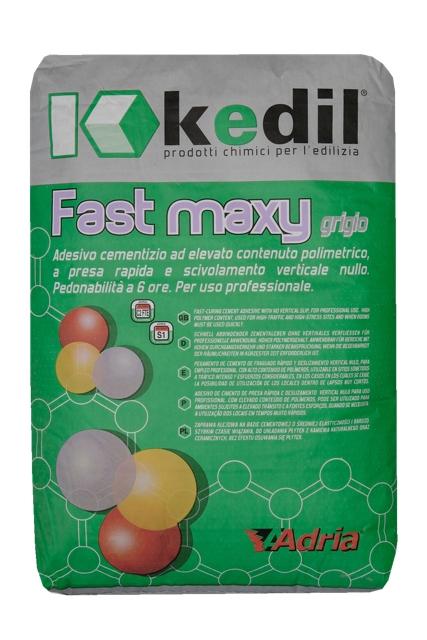Ein Sack grauer Zementkleber Fast Maxy von Kedil Bauchemie.