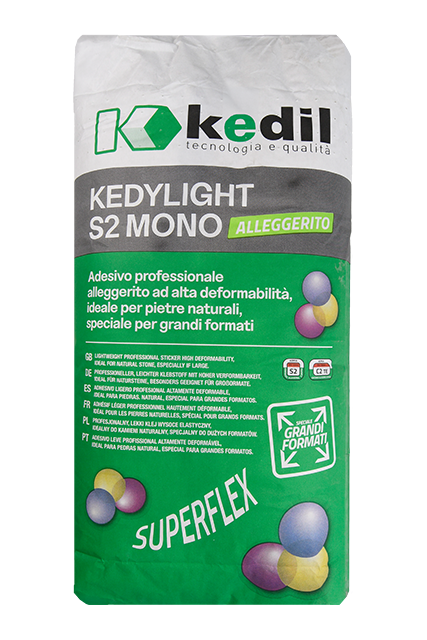 Una confezione di stucco Kedil Kedylight Bianco. È adatto per la posa di grandi formati su pavimenti e pareti.