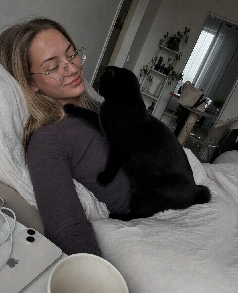 Morning with the cat by the hour 1