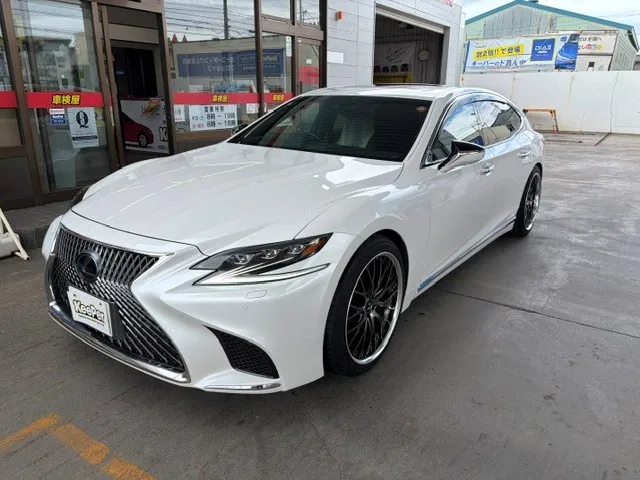 レクサスLS500hのホワイト系セダンにフレッシュキーパーガラスコーティングを施工