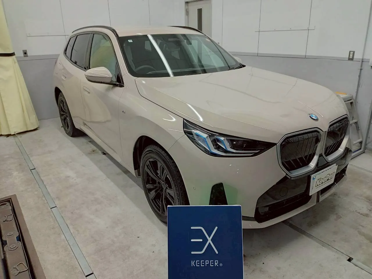 BMW X3 EXキーパープレミアム施工、輸入車SUVのホワイト系新車にガラスコーティング