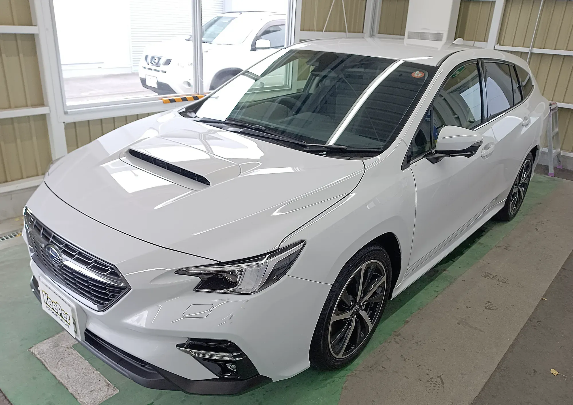 スバルレヴォーグにホワイト・淡色系に映えるダイヤⅡキーパーを新車施工