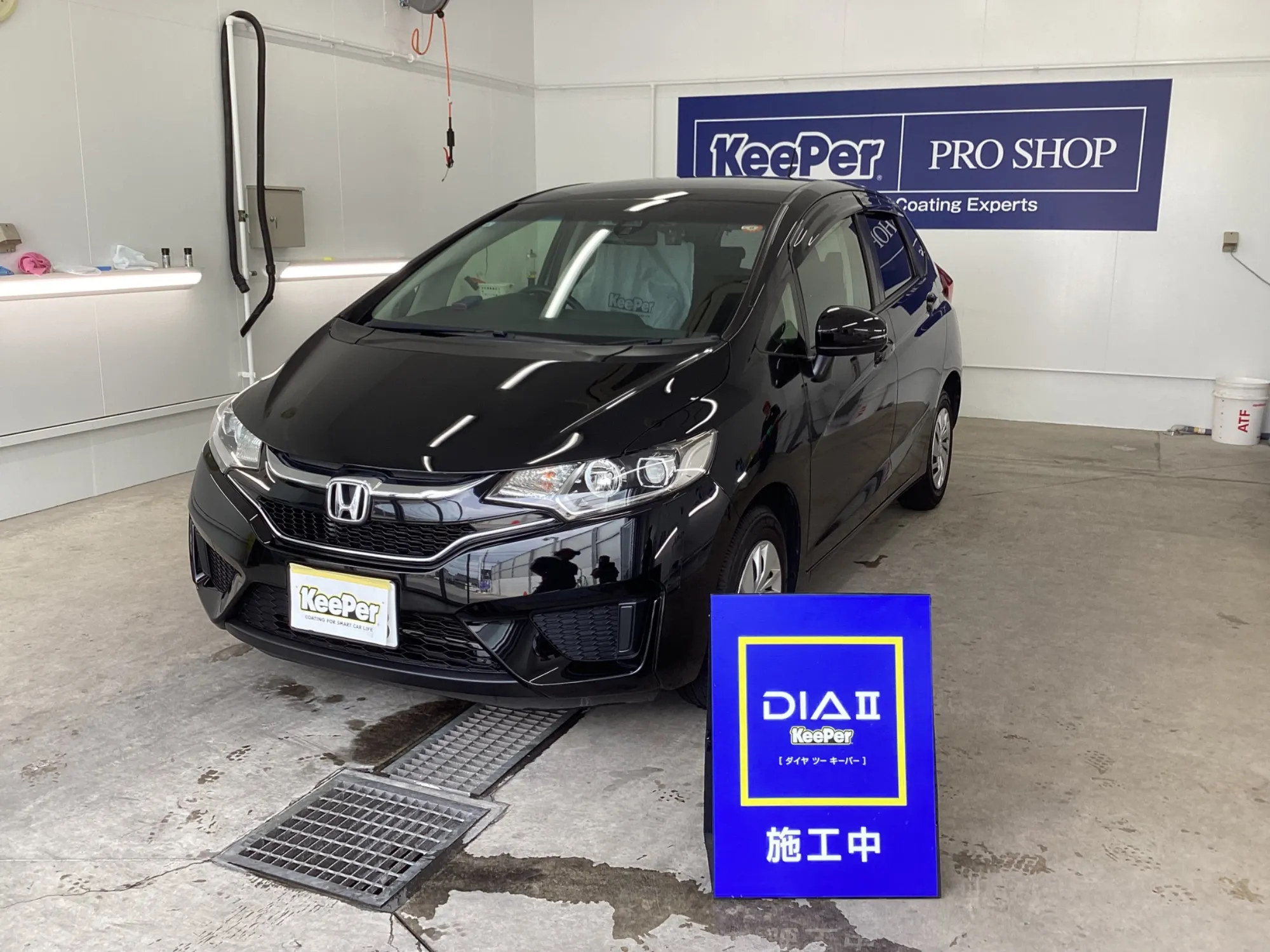 ホンダフィットへのダイヤⅡキーパー施工例、ブラック・濃色系コンパクトカーのガラスコーティング