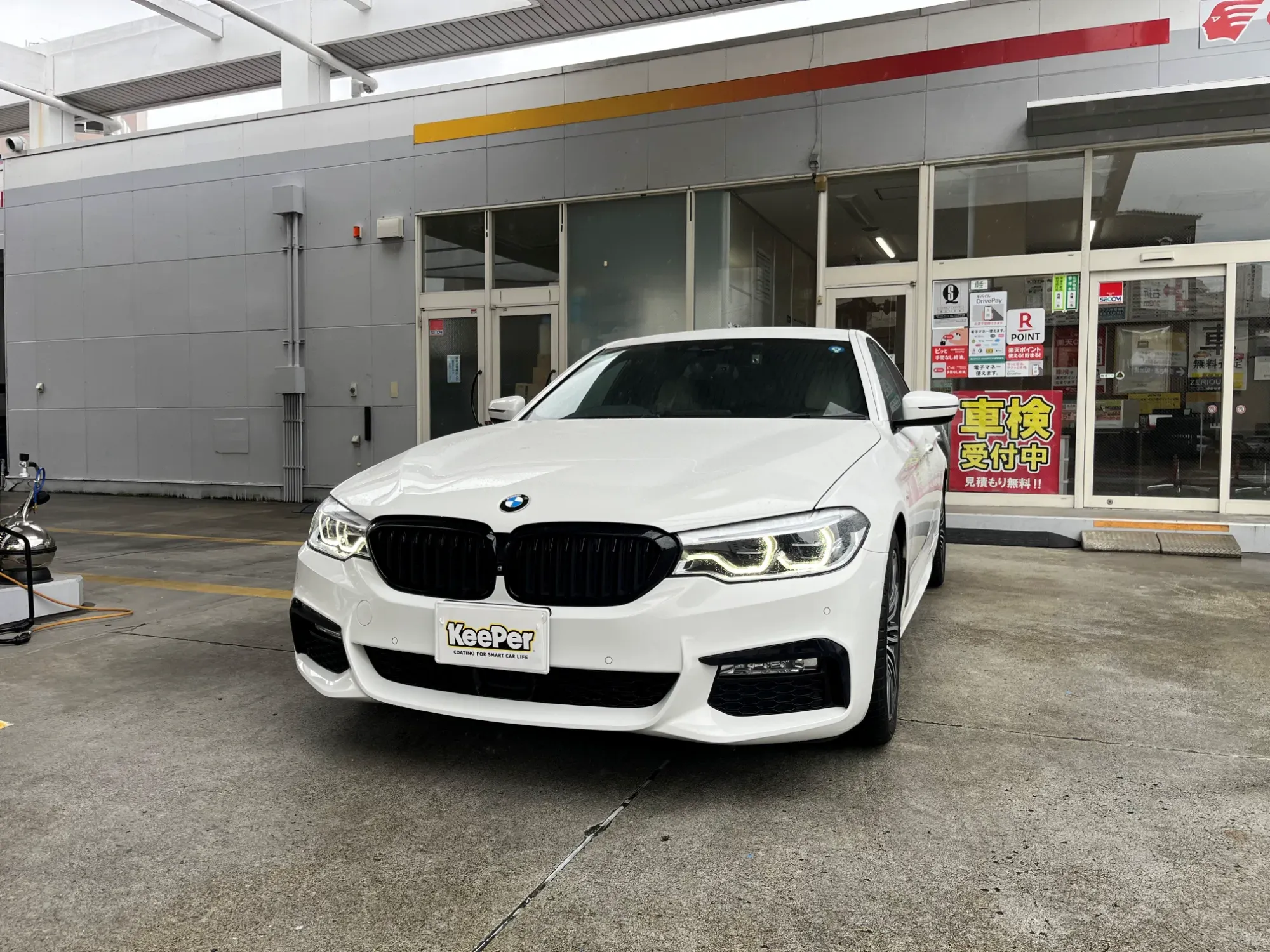 BMW5シリーズ（セダン）のホワイト・淡色系中古車・経年車にフレッシュキーパーを施工。